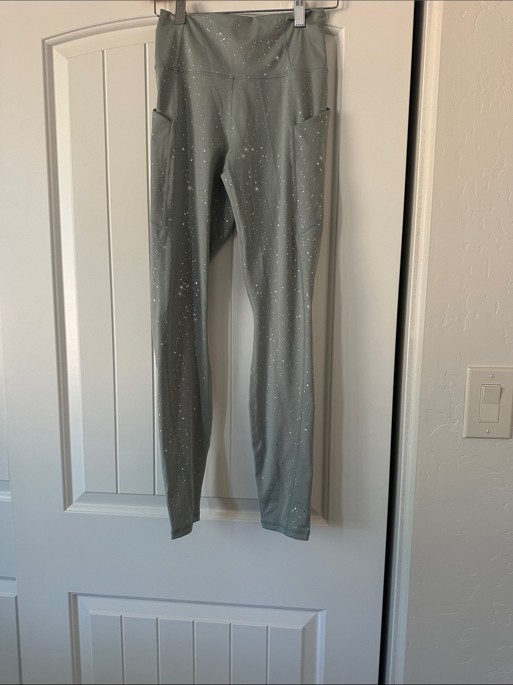 Gray Speckled High-Waist Leggings with Side Pockets